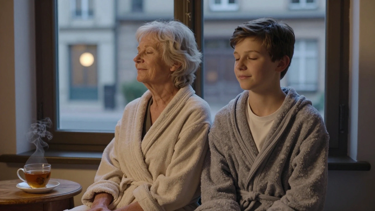 Une personne âgée et un adolescent relaxés côte à côte après un massage, vêtus de robes, dans une ambiance paisible et chaleureuse.